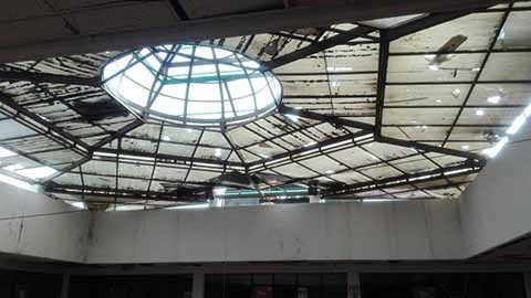 Con el techo a punto de caer, baños inservibles, puertas y ventanas rotas, Goteras por las lluvias, maleza en los alrededores, es como se encuentran las instalaciones de la Unidad Administrativa de Tapachula.