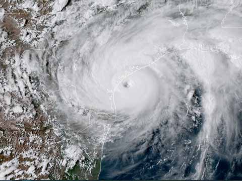 Escala Huracán 'Harvey' a Categoría 4; Azota Texas con Vientos de 215 km/h