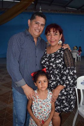 Ismael, Silvia, Valeria Escobar.