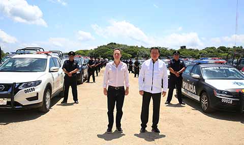 El secretario de Gobernación y el gobernador hicieron entrega de equipamiento tecnológico y uniformes con la finalidad de fortalecer a la policía estatal y seguir manteniendo a Chiapas como uno de los Estados más seguros de la República Mexicana.