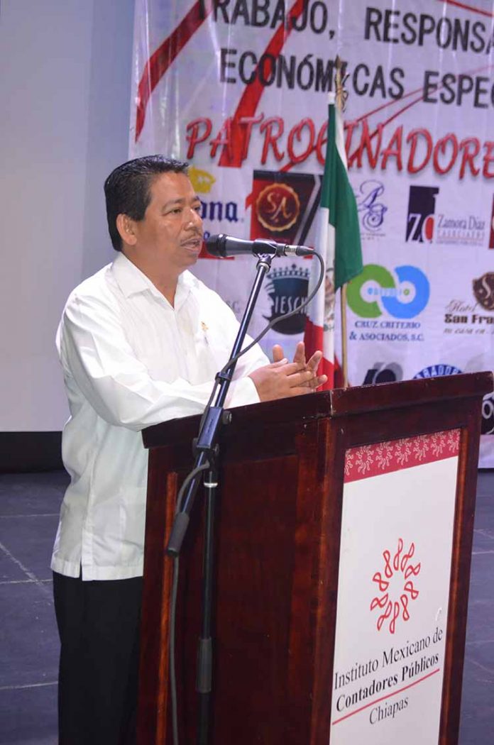 Ramón Ruiz Velázquez, presidente del Colegio de Contadores Públicos de Chiapas A.C inaugurando el evento.