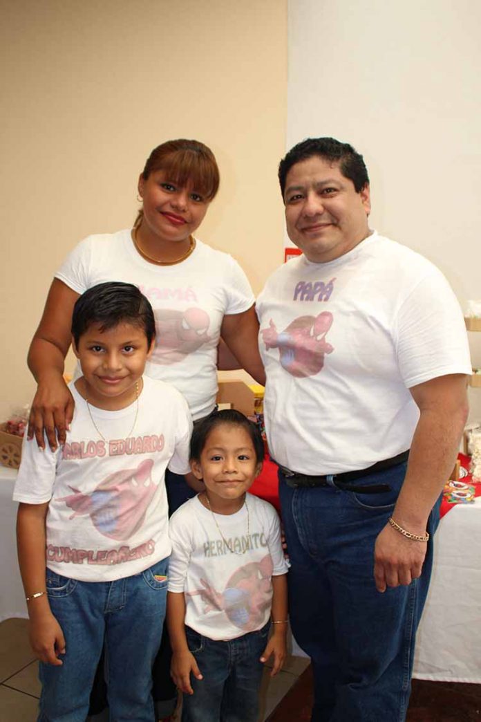 La familia Cundapí Martínez, festejando a Carlos Eduardo.