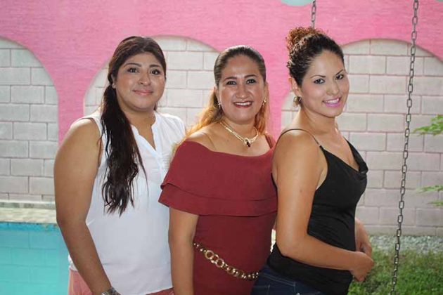 Claudia Leal, Jennifer Dom&iacute;nguez, Maggie Serrano.