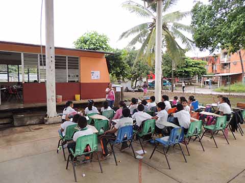 En Escuela “José Emilio Grajales” Niños Reciben Clases en la Plaza Cívica Porque Salones Están en Ruinas