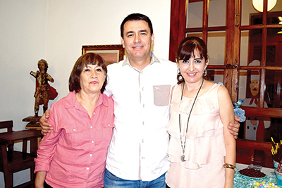 Vicente Montesinos acompañado de su madre Lilia Pérez y su hermana Josefina Montesinos.