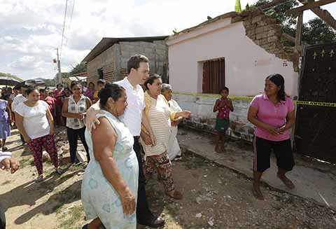 Verifica Gobernador entrega de ayuda humanitaria en la región Frailesca; recorre casa por casa la zona afectada en los municipios de Ángel Albino Corzo, El Parral y La Concordia