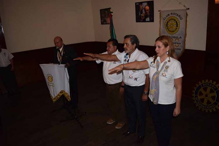 Momentos de la toma de protesta: David Chog, presidente del Club Rotario; José Gutiérrez, secretario; Karla Olmos, macero.