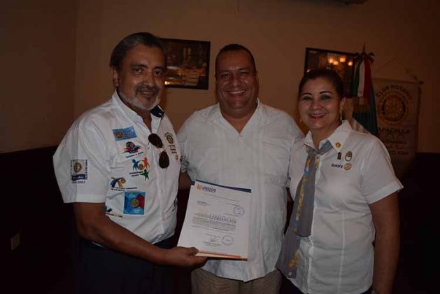 José Gutiérrez recibió un reconocimiento de manos de Luciano Rosales, por su apoyo incondicional a la campaña "Unidos contra la ceguera en México".