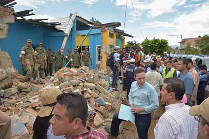 El Presidente de la República enrique Peña Nieto, es recibido por el Gobernador del Estado Manuel Velasco Coello, con quien recorrieron el municipio de Tonalá, un de los más afectados.