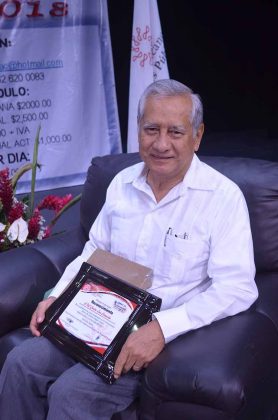 Carlos Lau, recibió reconocimiento de parte del Colegio de Contadores Públicos de Chiapas por su participación como moderador en el tema Zonas Económicas Especiales.