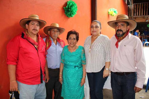 Carlos, Miguel, Lorenza Mina, Margarita Villarreal, Enoc Tirado.