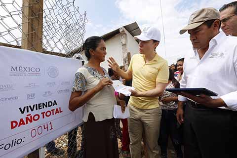 El Gobernador Manuel Velasco junto al titular de la Sedesol Luis Miranda entregan tarjetas para reconstrucción de viviendas en Villaflores; es la primera de cuatro entregas para la construcción de hogares.