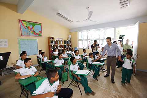 Manuel Velasco recorrió la primaria “Juan de Dios Peza” en Las Margaritas, donde entregó aula didáctica, uniformes, mochilas y útiles escolares.