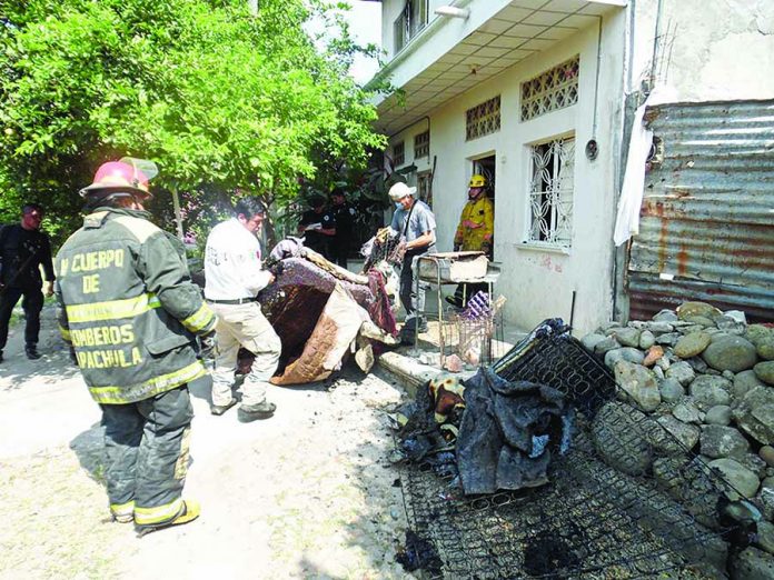 Bomberos Sofocan Incendio en una Casa