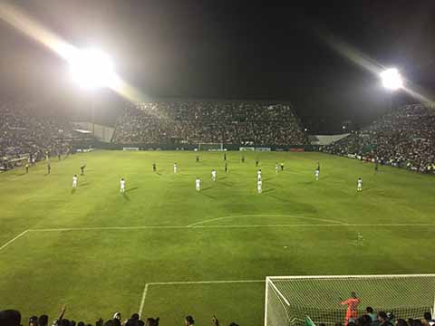 Más de 22 mil aficionados se dieron cita en el Estadio para presenciar el partido de Cafetaleros ante el Tampico; la afición nunca dejó de apoyar al equipo tapachulteco, y pudo disfrutar de las 2 nuevas y modernas tribunas que inauguró el mandatario estatal.
