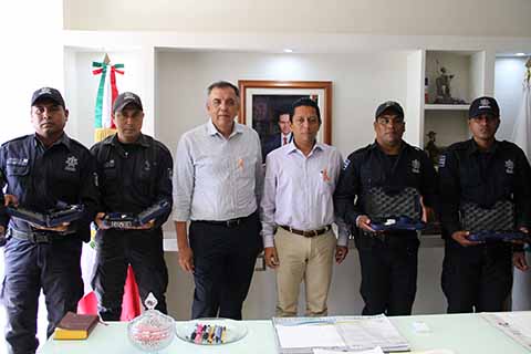 Llaven Abarca Entrega Armamento a Policía Municipal de Tonalá