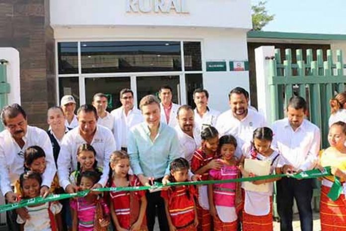 En gira de trabajo por Tuzantán, Nuevo Amatenango, Guadalupe Victoria y Amatenango de la Frontera, el gobernador Manuel Velasco Coello y el titular de la SEDESOL, Luis Miranda, inauguraron cuatro unidades médicas.