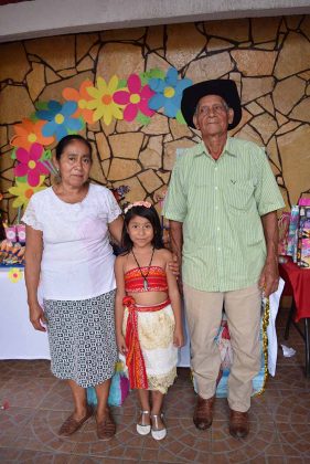 La foto con los abuelitos Roberto Cabrera y Florinda de la Cruz.