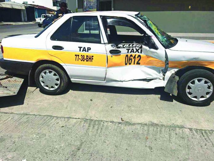Taxi y Camioneta Colisionaron en Pleno Periférico