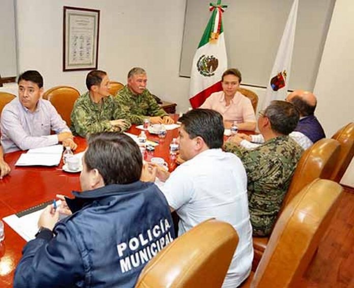 El mandatario encabezó la Mesa de Coordinación de Seguridad, donde estuvieron presentes funcionarios de su gabinete, miembros del Ejército y la Marina Armada de México.