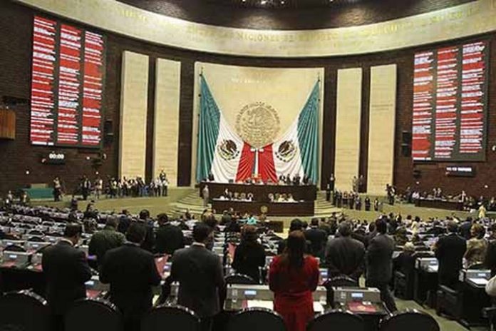 El Pleno de la Cámara de Diputados aprobó anoche el Presupuesto de Egresos de la Federación por 5 billones 279 mil 667 millones de pesos, para el Ejercicio Fiscal 2018, sesión de prolongó hasta la madrugada de este viernes, por el alto número de oradores.