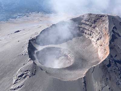 Debido a la actividad de los últimos días, se formó un orificio dentro del cráter principal del volcán.