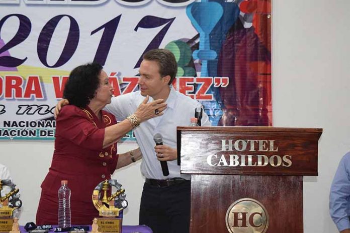 Gobernador Manuel Velasco saludando a la Embajadora del Ajedrez en Chiapas, Doña Esthelita Cruz Vda. de Zamora.
