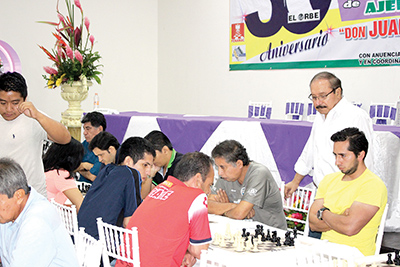 El director general de El Orbe, Enrique Zamora Cruz, observando las jugadas de los ajedrecistas.