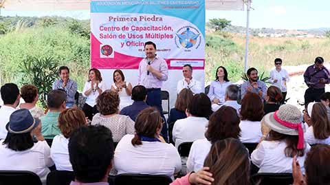 Coloca Fernando Castellanos Primera Piedra del Centro de Capacitación Para Mujeres