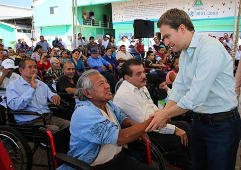 El gobernador hizo entrega de sillas de ruedas y andaderas, promoviendo mayor bienestar e independencia para quienes tienen alguna discapacidad.