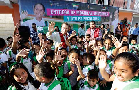 En gira de trabajo por el municipio de San Fernando, el gobernador entregó mochilas, uniformes y útiles escolares a niñas y niños de primaria.