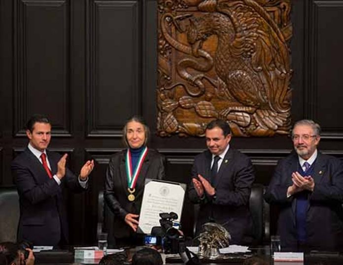 Julia Carabias se ha convertido en la séptima mujer en recibir la Medalla Belisario Domínguez, la máxima distinción que otorga el Estado mexicano a los mexicanos que se han distinguido por su ciencia o como servidores de la patria o de la humanidad.