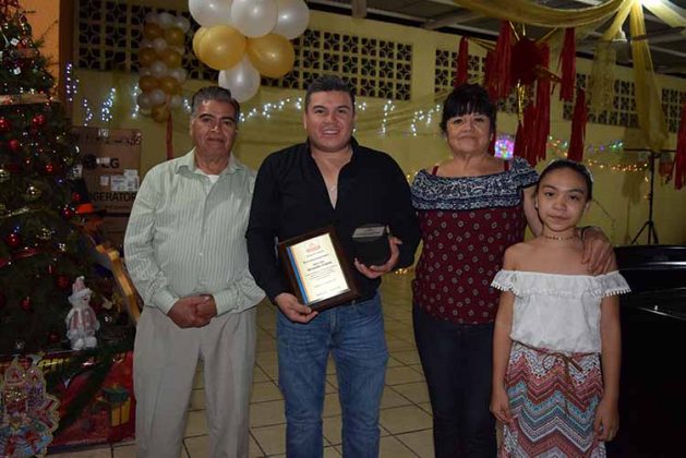 Jos&eacute; Luis Hern&aacute;ndez Zenteno recibi&oacute; un merecido reconocimiento por 10 a&ntilde;os de lealtad y honestidad en la empresa, lo acompa&ntilde;an sus padres Jos&eacute; Luis Hern&aacute;ndez, su madre Mar&iacute;a Guadalupe Zenteno, y su hija Yazmin Alejandra Hern&aacute;ndez.