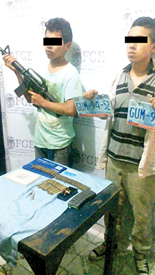 Detienen a Guatemaltecos con Carro Robado y Armas