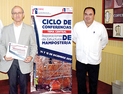 Juan José Pérez Gavilán, Presidente del Subcomité de las Normas Técnicas Complementarías; Jorge Eduardo de León Reyes, presidente de la SMIE, Delegación Chiapas.