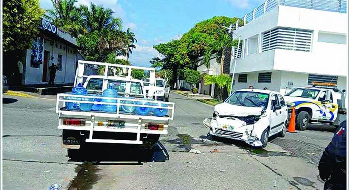 Aparatoso Choque en Peligroso Crucero