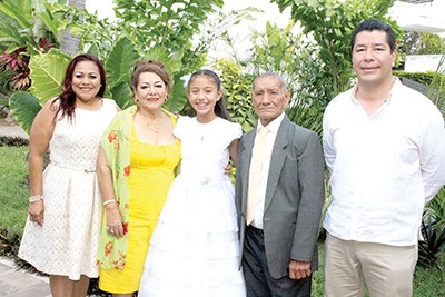 La linda Ana Paola Núñez compartió con sus padres y padrinos.