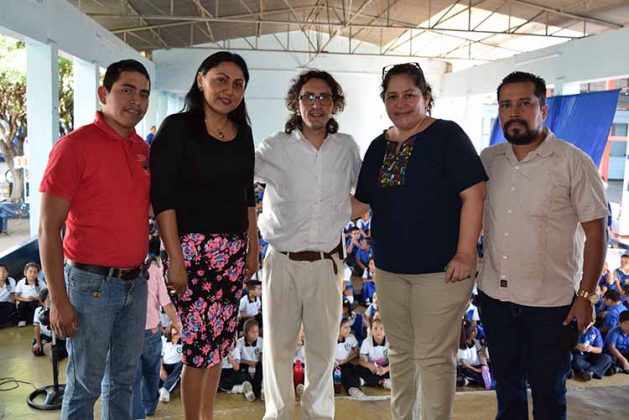 Coordinadores de CEBECH Lic. Gabriel Ramos Millán agradecieron la participación del marionetista Juan Pablo Gómez.