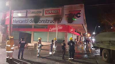 Las feroces llamas también dañaron en gran parte a “Mercantil del Constructor”; Bomberos de Tapachula y Cacahoatán, Protección Civil, Sedena y Marina lograron sofocar el incendio.