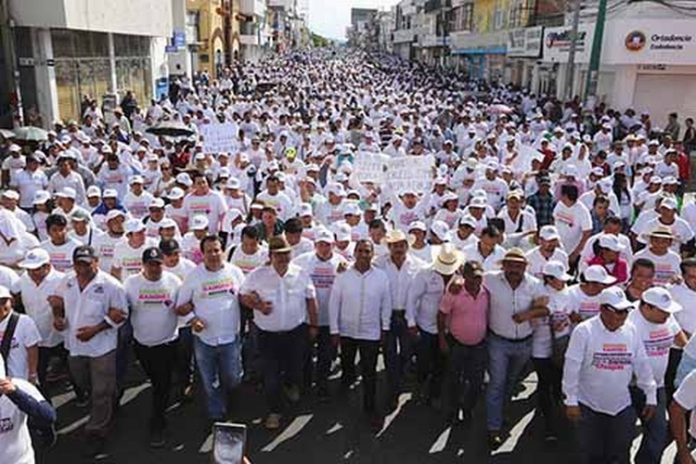 En el marco de la denominada “Marcha por la Dignidad, que congregó a miles de personas en las principales calles de la capital chiapaneca, Eduardo Ramírez reiteró que su lucha no es un movimiento electorero, sino un sacudimiento de conciencias, y sentenció, “mi bandera se llama Chiapas, y es más grande que un color y más grande que un partido”, ratificó.