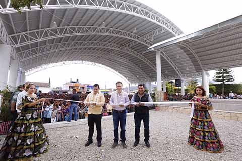 El gobernador Inaugura el Mega Domo del Parque Central en el municipio de Ixtapa; reconstruye y rehabilita más infraestructura deportiva para alejar a la juventud de las drogas y la delincuencia.