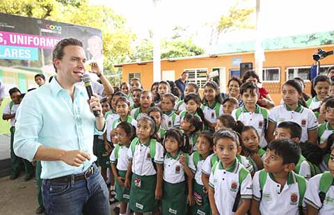 Durante la visita a Huehuetán, Mazatán y Tapachula, también hizo entrega de escrituras a familias damnificadas del huracán Stan, y continuó con entrega de apoyas a las amas de casa.