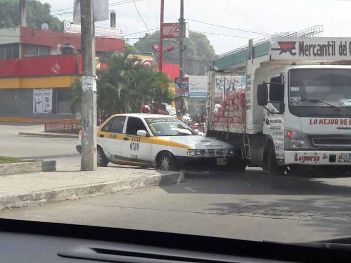 Taxista Imprudente Quiso Rebasar un Camión por la Derecha