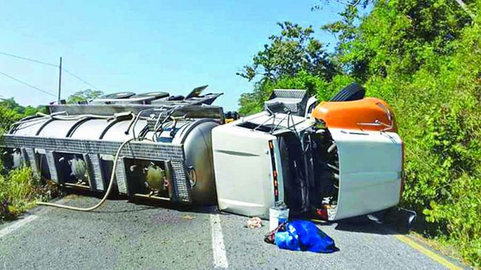 Volcó Pipa Cargada de Melaza