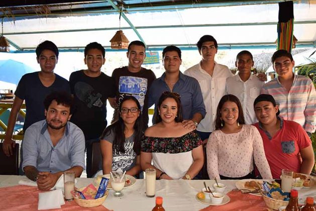 La guapa Alexa Ochoa Mújica, celebró en grande su cumpleaños rodeada de un grupo de amigos