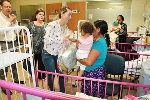 Otorga Martha Muñoz Ayuda Humanitaria a Niños en Cuneros del Hospital Gómez Maza