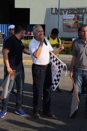 Pedro Bodegas, director del Centro de Estudios Avanzados, dio la bienvenida a los atletas universitarios.