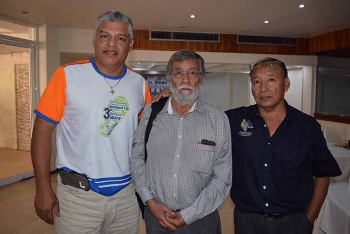 Victor Escobar, delegado de la Secretaría de la Juventud, Recreación y Deporte; Mario Penagos, entrenador de Ajedrez; Enrique Velázquez, presidente de la Asociación de Ajedrez del Estado de Chiapas.