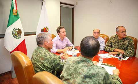 Durante la reunión de la Mesa de Coordinación de Seguridad, el Gobernador destacó el invaluable apoyo del Ejército y la Marina en dichos operativos que tienen como objetivo brindar mayor seguridad a las y los chiapanecos.
