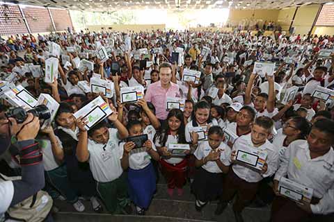 El Gobernador Manuel Velasco destacó que en este ciclo escolar, se han entregado más de 7 mil apoyos tecnológicos alrededor del Estado, como parte del programa Todos a la Escuela.